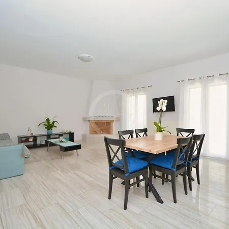 Chrysilia Apartment