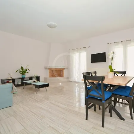 Apartment Chrysilia *